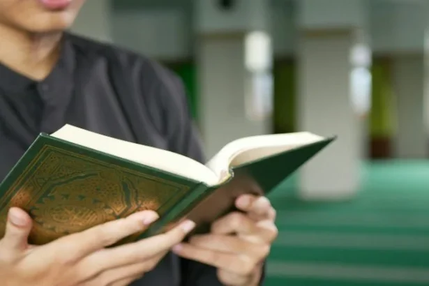 Ilustrasi membaca Alquran.
