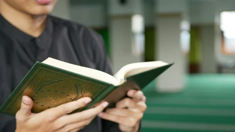 Ilustrasi membaca Alquran.