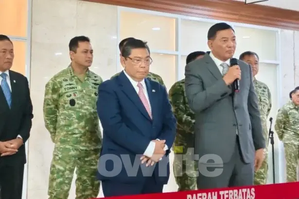 Menteri Pertahanan RI Sjafrie Sjamsoeddin dan pimpinan Komisi I DPR beri keterangan pers.