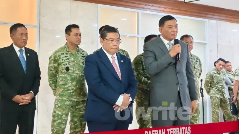 Menteri Pertahanan RI Sjafrie Sjamsoeddin dan pimpinan Komisi I DPR beri keterangan pers.
