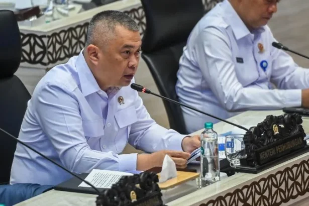 Menteri Perhubungan Dudy Purwagandhi menyampaikan paparan saat mengikuti rapat kerja bersama Komisi V DPR di Kompleks Parlemen, Senayan, Jakarta.