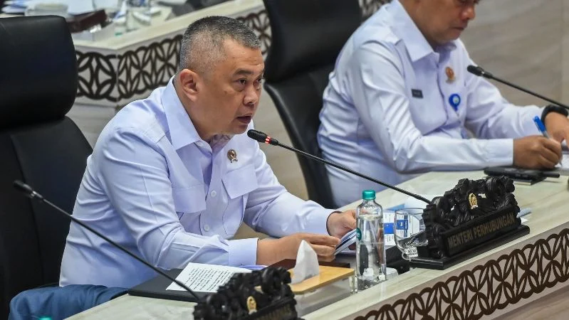 Menteri Perhubungan Dudy Purwagandhi menyampaikan paparan saat mengikuti rapat kerja bersama Komisi V DPR di Kompleks Parlemen, Senayan, Jakarta.