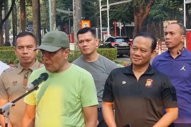 Menkopolkam Djamari Chaniago didampingi Kapolda Metro Jaya Komjen Asep Edi Suheri dan Pangdam Jaya Letjen TNI Deddy Suryadi, 27 Agustus 2026, di Jakarta.