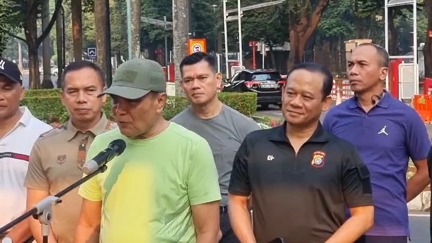 Menkopolkam Djamari Chaniago didampingi Kapolda Metro Jaya Komjen Asep Edi Suheri dan Pangdam Jaya Letjen TNI Deddy Suryadi, 27 Agustus 2026, di Jakarta.