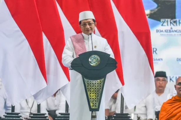 Menteri Agama Nasaruddin Umar memberikan sambutan saat zikir dan doa kebangsaan 2006 di kawasan Monas, Jakarta.