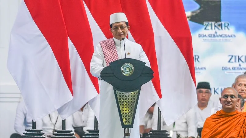 Menteri Agama Nasaruddin Umar memberikan sambutan saat zikir dan doa kebangsaan 2006 di kawasan Monas, Jakarta.