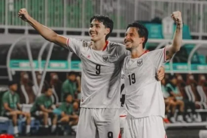 Penyerang Timnas Indonesia Mitchell Baker (kiri) bersama gelandang Thom Haye. (Foto: IG Mitchell Baker).