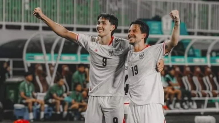 Penyerang Timnas Indonesia Mitchell Baker (kiri) bersama gelandang Thom Haye. (Foto: IG Mitchell Baker).