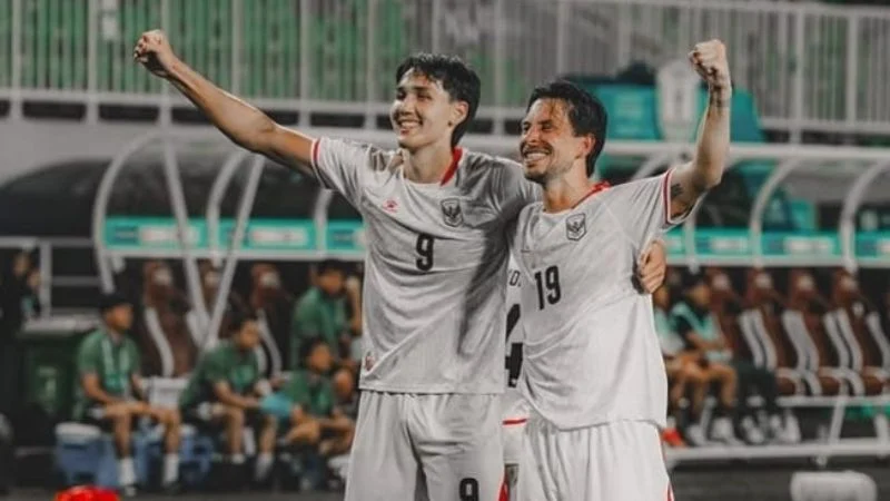 Penyerang Timnas Indonesia Mitchell Baker (kiri) bersama gelandang Thom Haye. (Foto: IG Mitchell Baker).