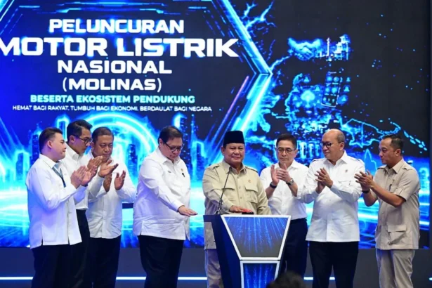 Presiden Prabowo meluncurkan Motor Listrik Nasional (Molinas) beserta ekosistem pendukungnya di fasilitas produksi ALVA, Cikarang, Kabupaten Bekasi, Jawa Barat, Kamis, 13 Agustus 2026.