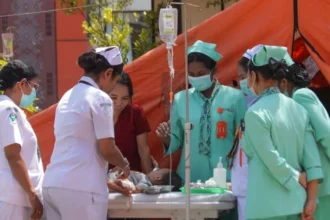 Perawat melakukan penanganan ke salah satu pasien yang dirawat di tenda darurat di RSUD TC Hillers, Maumere, Kabupaten Sikka, NTT.