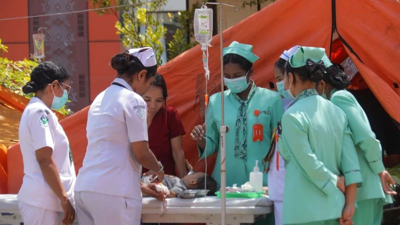 Perawat melakukan penanganan ke salah satu pasien yang dirawat di tenda darurat di RSUD TC Hillers, Maumere, Kabupaten Sikka, NTT.