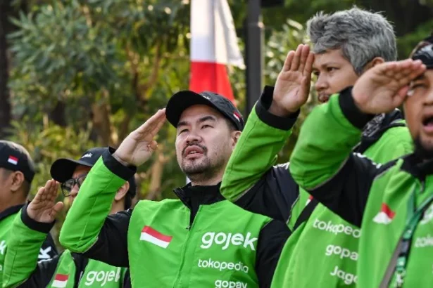 Pengemudi ojek online mengikuti upacara peringatan HUT Kemerdekaan ke-81 RI di Cilandak, Jakarta.