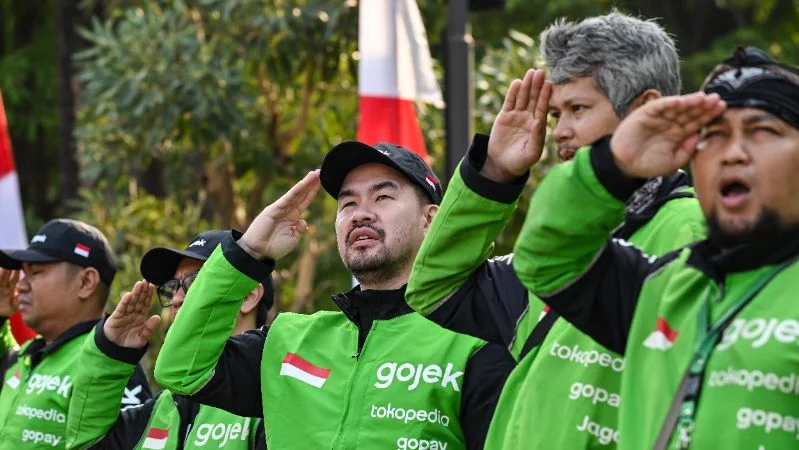 Pengemudi ojek online mengikuti upacara peringatan HUT Kemerdekaan ke-81 RI di Cilandak, Jakarta.