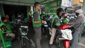 Ilustrasi pengemudi ojek daring siap mengantar penumpang di Lebak Bulus, Jakarta.