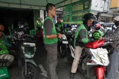 Ilustrasi pengemudi ojek daring siap mengantar penumpang di Lebak Bulus, Jakarta.