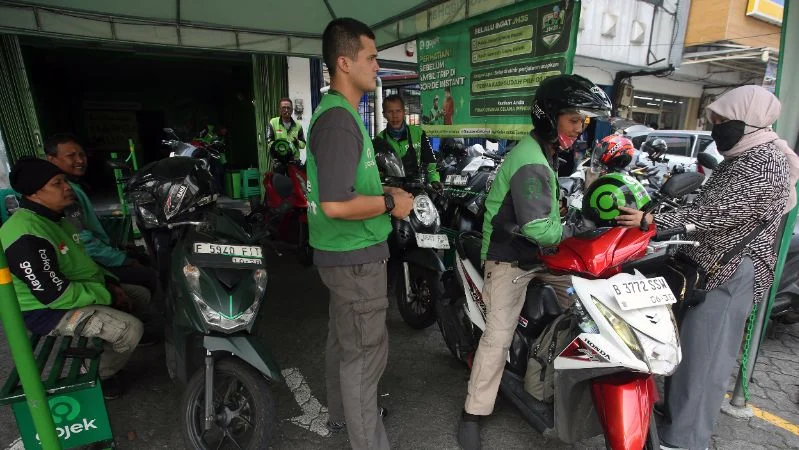 Ilustrasi pengemudi ojek daring siap mengantar penumpang di Lebak Bulus, Jakarta.