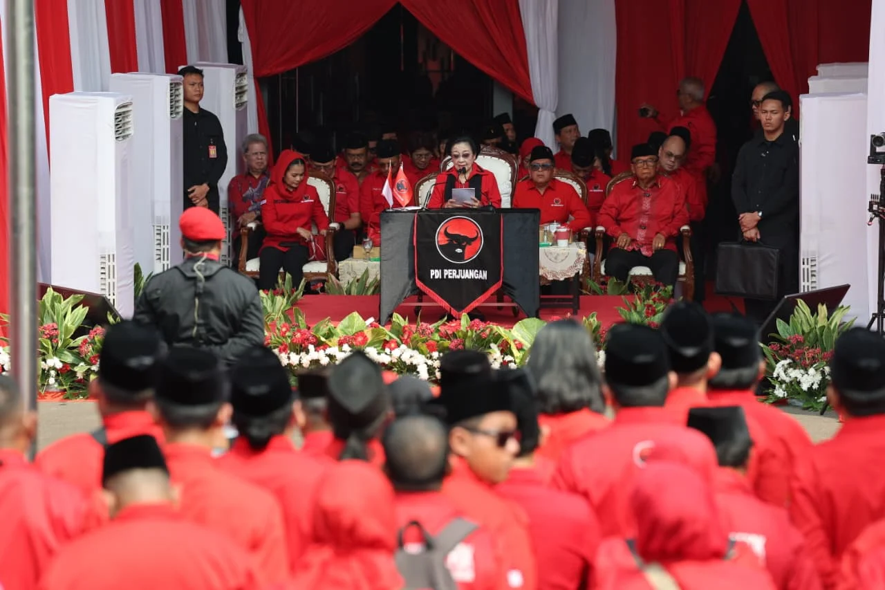 Ketua Umum PDIP Megawati Soekarnoputri dalam upacara HUT ke-81 Kemerdekaan RI di halaman Masjid At-Taufiq, Sekolah Partai PDIP, Jakarta Selatan, Senin, 17 Agustus 2026.