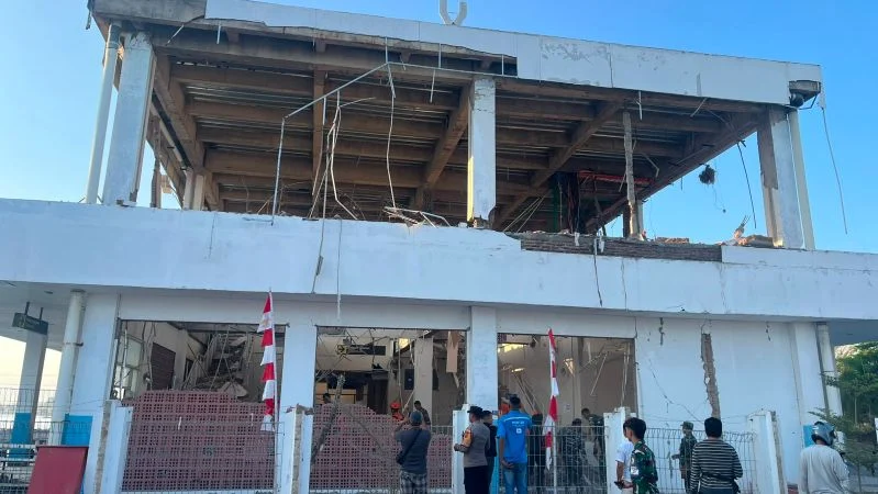 Infrastruktur dermaga dan pelabuhan yang rusak pasca gempa NTT.