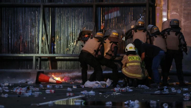 Pengamanan saat demontrasi rusuh di depan DPR.