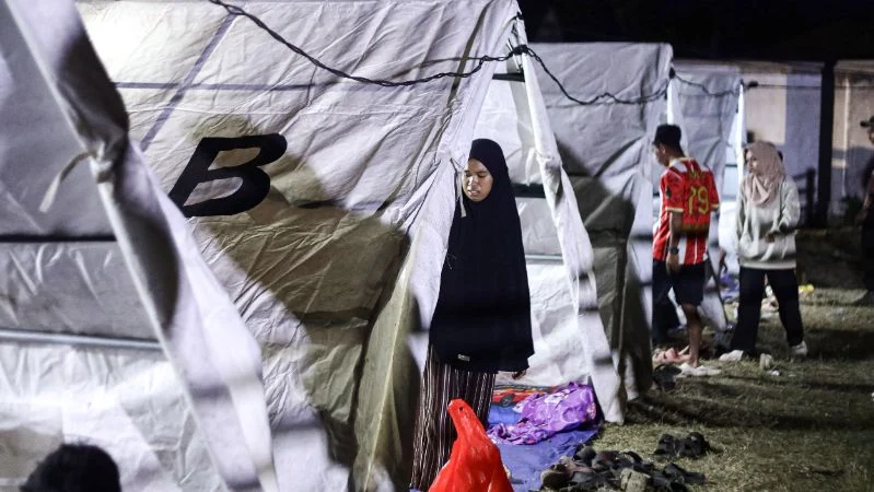 Sejumlah warga terdampak bencana gempa beristirahat di tenda pengungsian di Stadion Gelora Samador Maumere, Kabupaten Sikka, Nusa Tenggara Timur. (ANTARA FOTO/Mega Tokan).