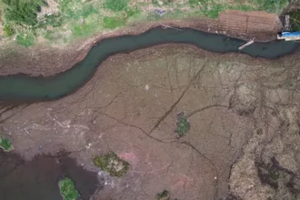 Foto udara situ yang mengalami penyusutan imbas musim kemarau.