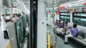 Sejumlah warga mengikuti uji coba rangkaian kereta LRT Jakarta Manggarai-Velodrome di Stasiun LRT Jakarta Manggarai, Jakarta, Senin (24/8). ANTARA FOTO/Asprilla Dwi Adha