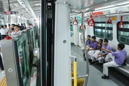 Sejumlah warga mengikuti uji coba rangkaian kereta LRT Jakarta Manggarai-Velodrome di Stasiun LRT Jakarta Manggarai, Jakarta, Senin (24/8). ANTARA FOTO/Asprilla Dwi Adha