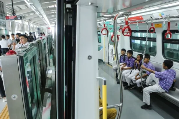 Sejumlah warga mengikuti uji coba rangkaian kereta LRT Jakarta Manggarai-Velodrome di Stasiun LRT Jakarta Manggarai, Jakarta, Senin (24/8). ANTARA FOTO/Asprilla Dwi Adha