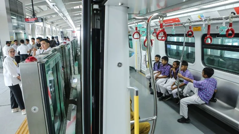 Sejumlah warga mengikuti uji coba rangkaian kereta LRT Jakarta Manggarai-Velodrome di Stasiun LRT Jakarta Manggarai, Jakarta, Senin (24/8). ANTARA FOTO/Asprilla Dwi Adha
