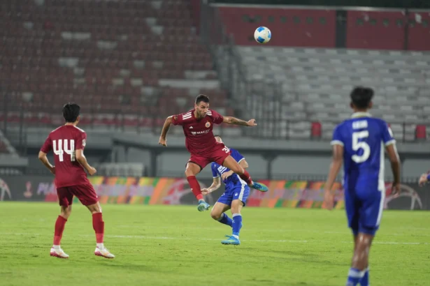 Pemain Persija menghadapi Persib dalam semifinal Piala Presiden 2026, Bali, 4 Agustus 2026.