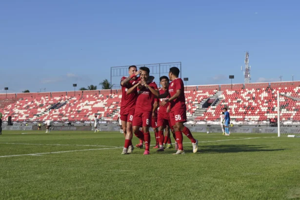 Pemain Persija merayakan keberhasilan.