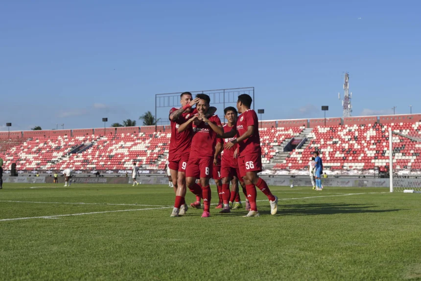 Pemain Persija merayakan keberhasilan.