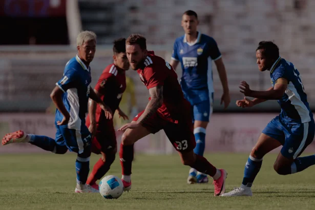 Persija Jakarta melawan Persib Bandung.