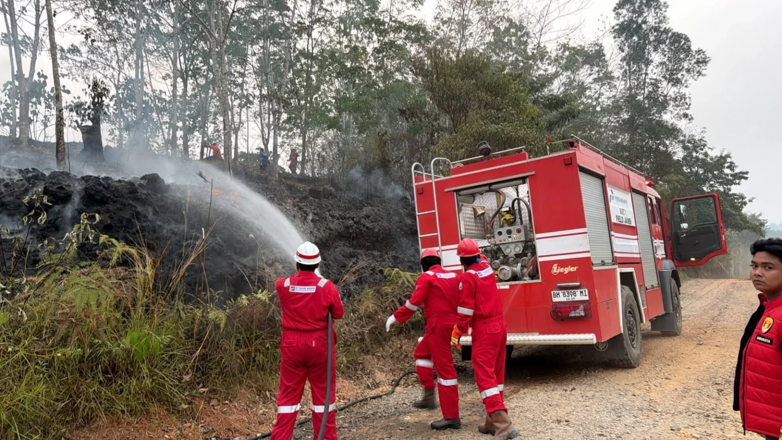Tim HSSE Pertamina EP Jambi memadamkan kebakaran lahan menggunakan fire truck di salah satu lokasi karhutla di Jambi, Agustus 2026.