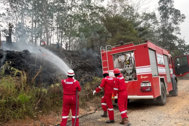 Tim HSSE Pertamina EP Jambi memadamkan kebakaran lahan menggunakan fire truck di salah satu lokasi karhutla di Jambi, Agustus 2026.
