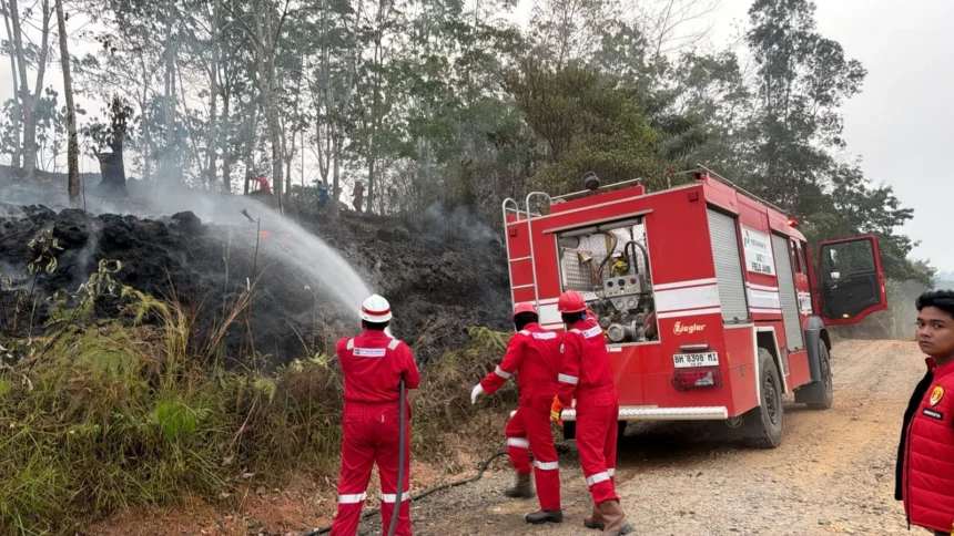 Tim HSSE Pertamina EP Jambi memadamkan kebakaran lahan menggunakan fire truck di salah satu lokasi karhutla di Jambi, Agustus 2026.