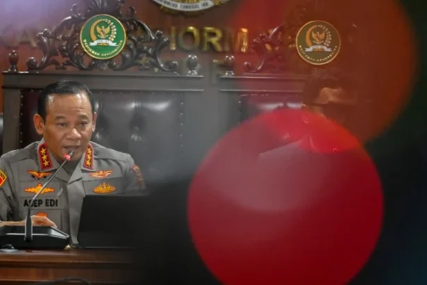Kapolda Metro Jaya Komjen Pol. Asep Edi Suheri menyampaikan keterangan pers terkait pemblokiran rekening aktivis Pati, Botok di Kompleks Parlemen, Senayan.