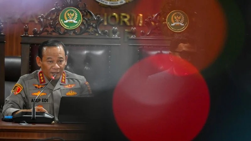 Kapolda Metro Jaya Komjen Pol. Asep Edi Suheri menyampaikan keterangan pers terkait pemblokiran rekening aktivis Pati, Botok di Kompleks Parlemen, Senayan.