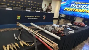 Polisi menyita sejumlah barang bukti dari tangan para tersangka demonstrasi rusuh di kawasan sekitar DPR.