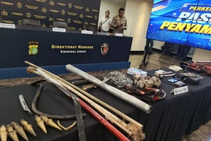 Polisi menyita sejumlah barang bukti dari tangan para tersangka demonstrasi rusuh di kawasan sekitar DPR.