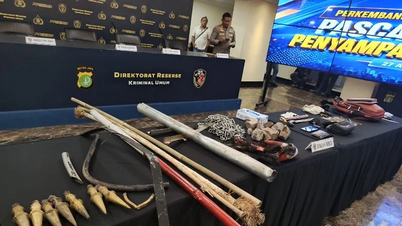 Polisi menyita sejumlah barang bukti dari tangan para tersangka demonstrasi rusuh di kawasan sekitar DPR.