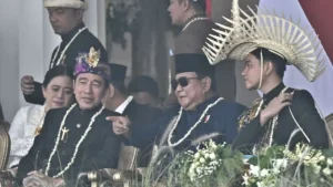 Presiden RI Prabowo Subianto diapit Presiden ke-7 RI Jokowi dan Wapres Gibran Rakabuming Raka.