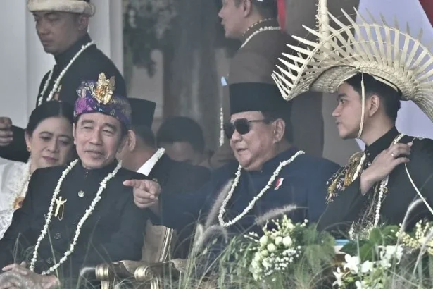 Presiden RI Prabowo Subianto diapit Presiden ke-7 RI Jokowi dan Wapres Gibran Rakabuming Raka.