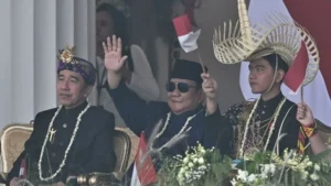 Presiden RI Prabowo Subianto duduk diapit Presiden ke-7 RI Jokowi dan Wakil Presiden Gibran Rakabuming Raka di Istana Merdeka. (ANTARA FOTO/Bayu Pratama S).