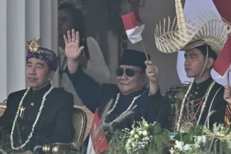 Presiden RI Prabowo Subianto duduk diapit Presiden ke-7 RI Jokowi dan Wakil Presiden Gibran Rakabuming Raka di Istana Merdeka. (ANTARA FOTO/Bayu Pratama S).