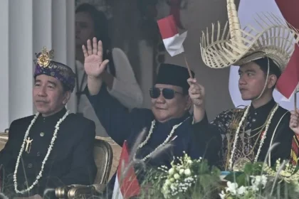 Presiden RI Prabowo Subianto duduk diapit Presiden ke-7 RI Jokowi dan Wakil Presiden Gibran Rakabuming Raka di Istana Merdeka. (ANTARA FOTO/Bayu Pratama S).