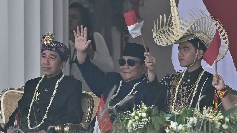 Presiden RI Prabowo Subianto duduk diapit Presiden ke-7 RI Jokowi dan Wakil Presiden Gibran Rakabuming Raka di Istana Merdeka. (ANTARA FOTO/Bayu Pratama S).