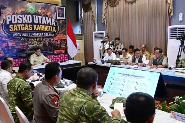 Presiden RI Prabowo Subianto saat memimpin rapat penanganan karhutla di Posko Utama Satuan Tugas Karhutla Sumatra Selatan, Palembang.