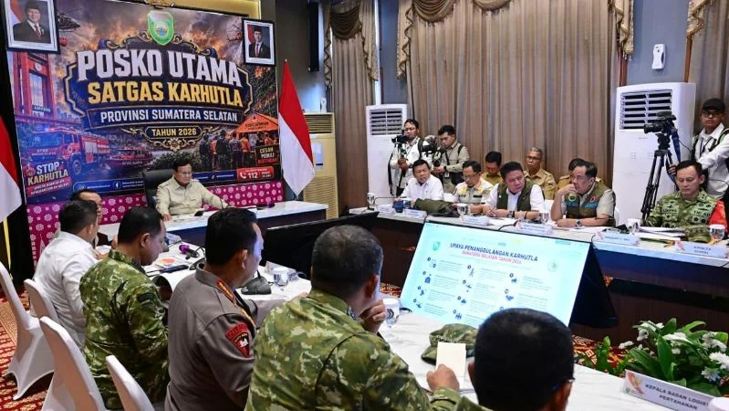 Presiden RI Prabowo Subianto saat memimpin rapat penanganan karhutla di Posko Utama Satuan Tugas Karhutla Sumatra Selatan, Palembang.